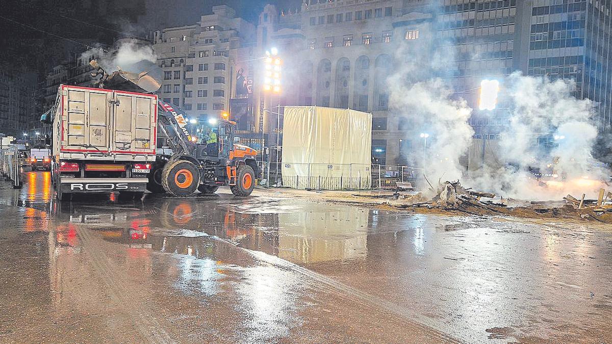 La nit de la cremà deja 2.100 toneladas de cenizas y arena.