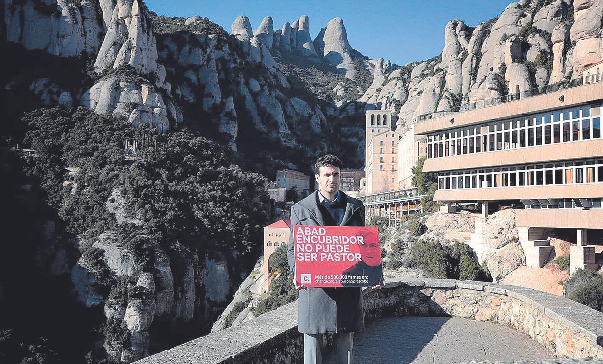 Miguel Hurtado, víctima d’abusos a Montserrat del monjo Andreu Soler, es manifesta davant l’abadia