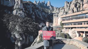 Miguel Hurtado, víctima d’abusos a Montserrat del monjo Andreu Soler, es manifesta davant l’abadia