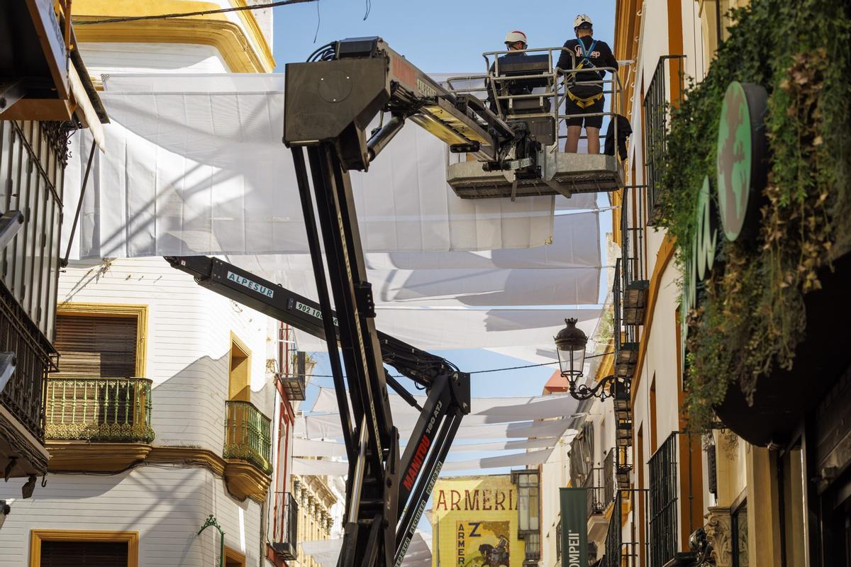 Instalación de toldos en la calle Sierpes de Sevilla