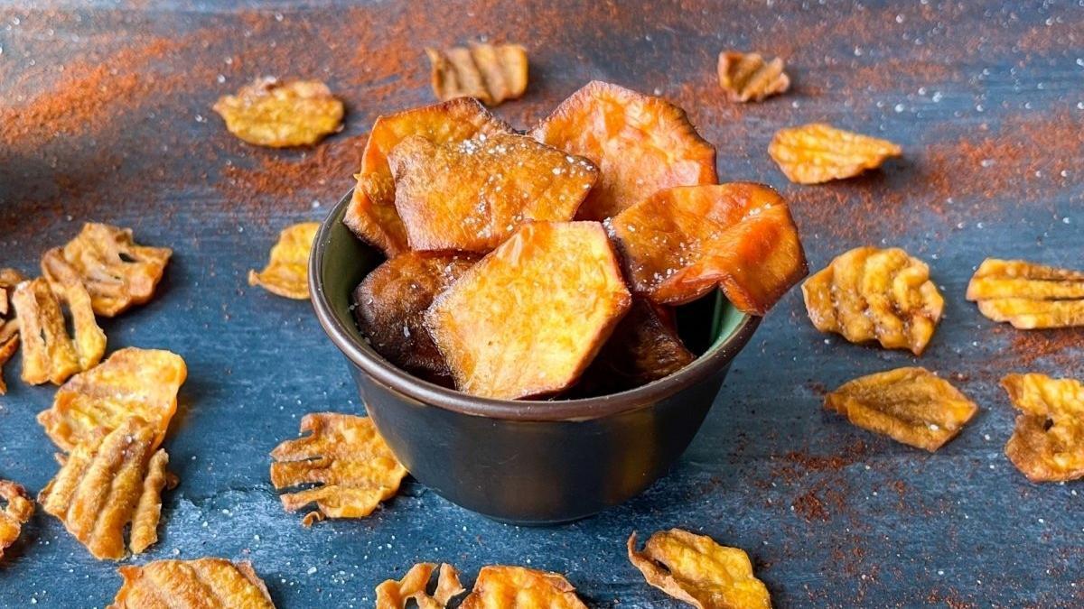 Una imagen de 'chips' de boniato, una idea fácil y rica de comer esta hortaliza