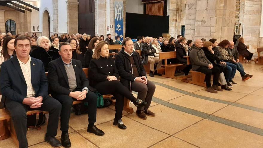 Por la izquierda, Marcos Ortiz, José Antonio Fernández, Lydia Espina y Alejandro Vega, con los familiares de Arce a la derecha, durante el funeral celebrado en Villaviciosa. | L. P.