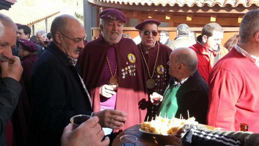 Asistentes a la fiesta de Santiso, probando los vinos nuevos y unos pinchos.