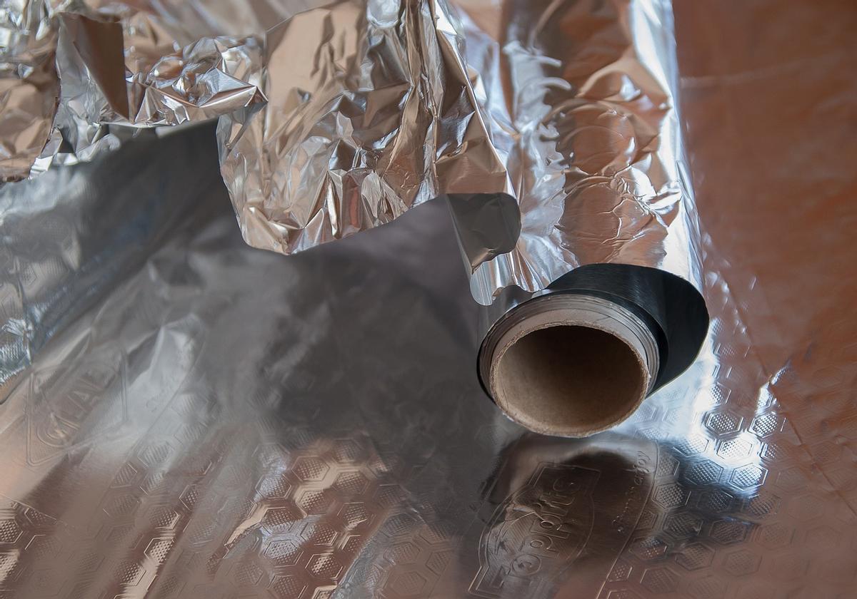 Sal y papel de aluminio, uno de los mejores trucos para limpiar la plata.