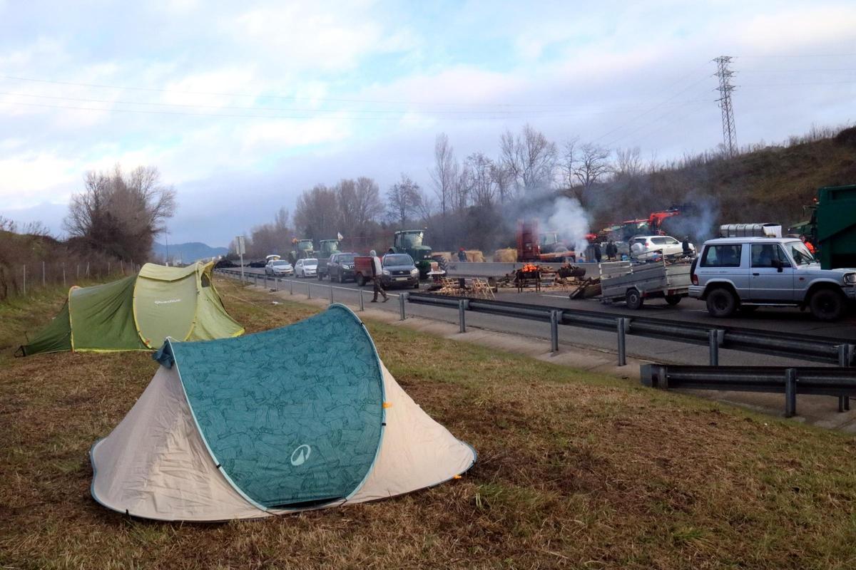 Los agricultores de la Catalunya central cortan la C-16 para protestar contra el acuerdo de la UE y Mercosur