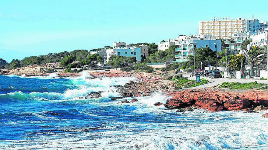Las olas baten con fuerza en la playa de es Caló des Moro.