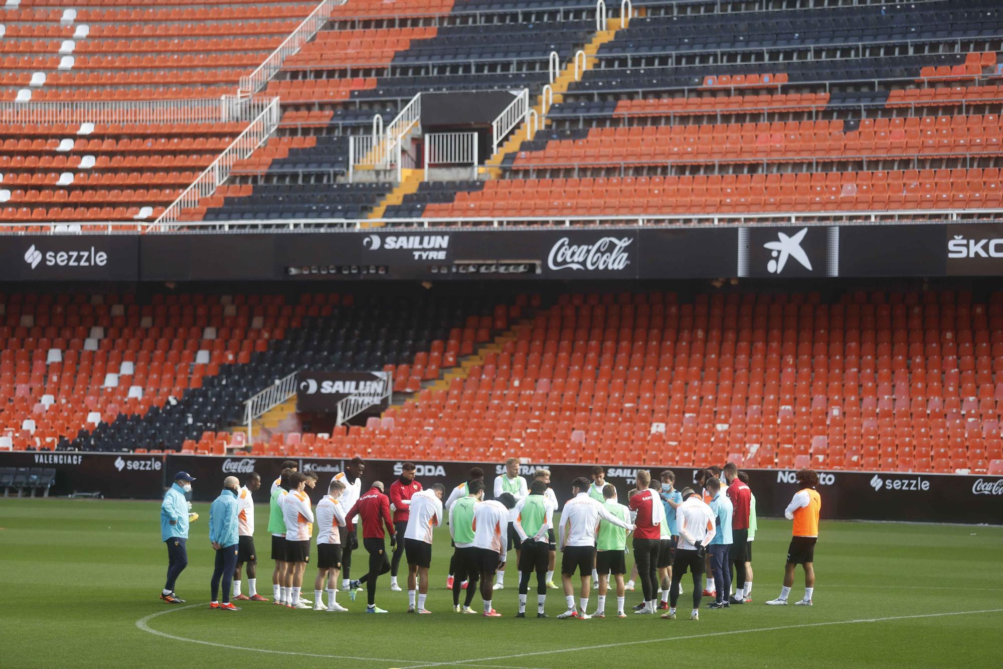 Última sesión del Valencia antes del derbi frente al Levante