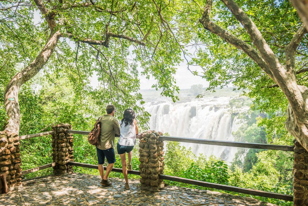 Frente a las cataratas