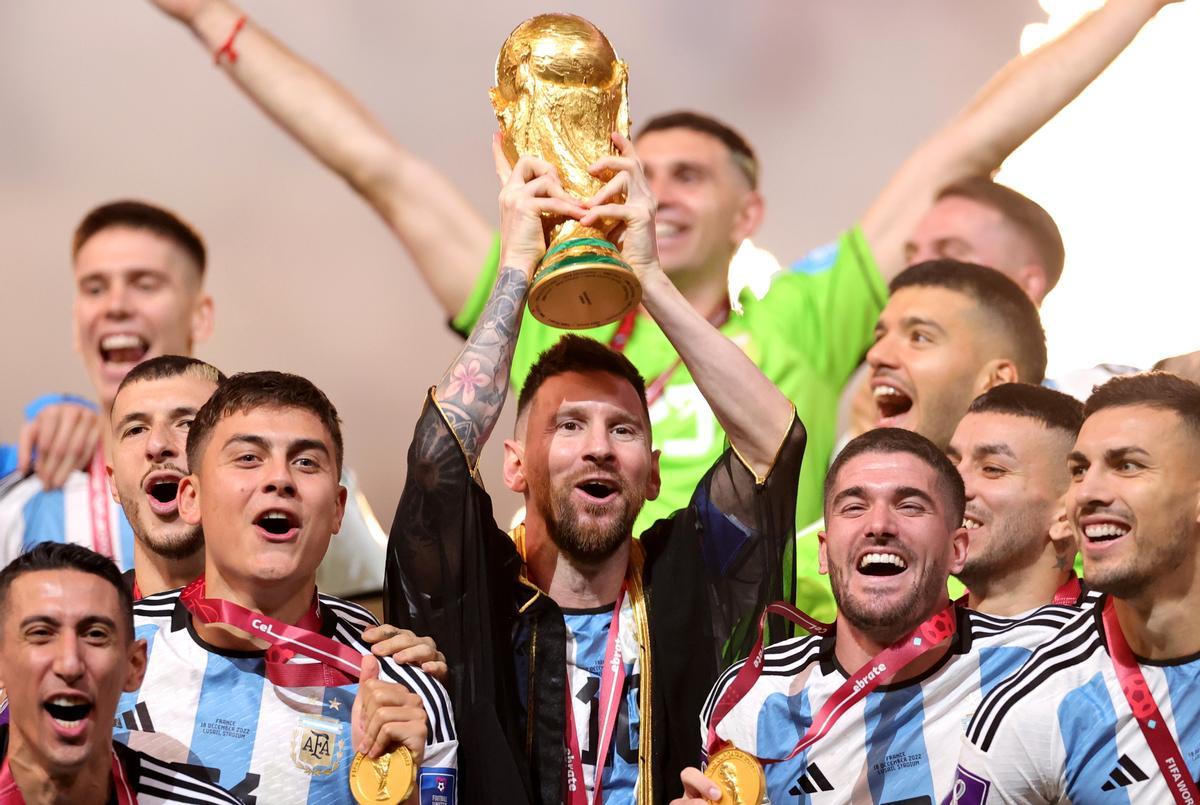 Lusail (Qatar), 18/12/2022.- Lionel Messi of Argentina lifts the trophy after Argentina won the FIFA World Cup 2022 Final between Argentina and France at Lusail stadium, Lusail, Qatar, 18 December 2022. (Mundial de Fútbol, Francia, Estados Unidos, Catar) EFE/EPA/Friedemann Vogel