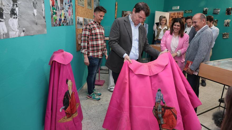 GALERÍA | Mañueco visita el museo del Toro Enmaromado en Benavente