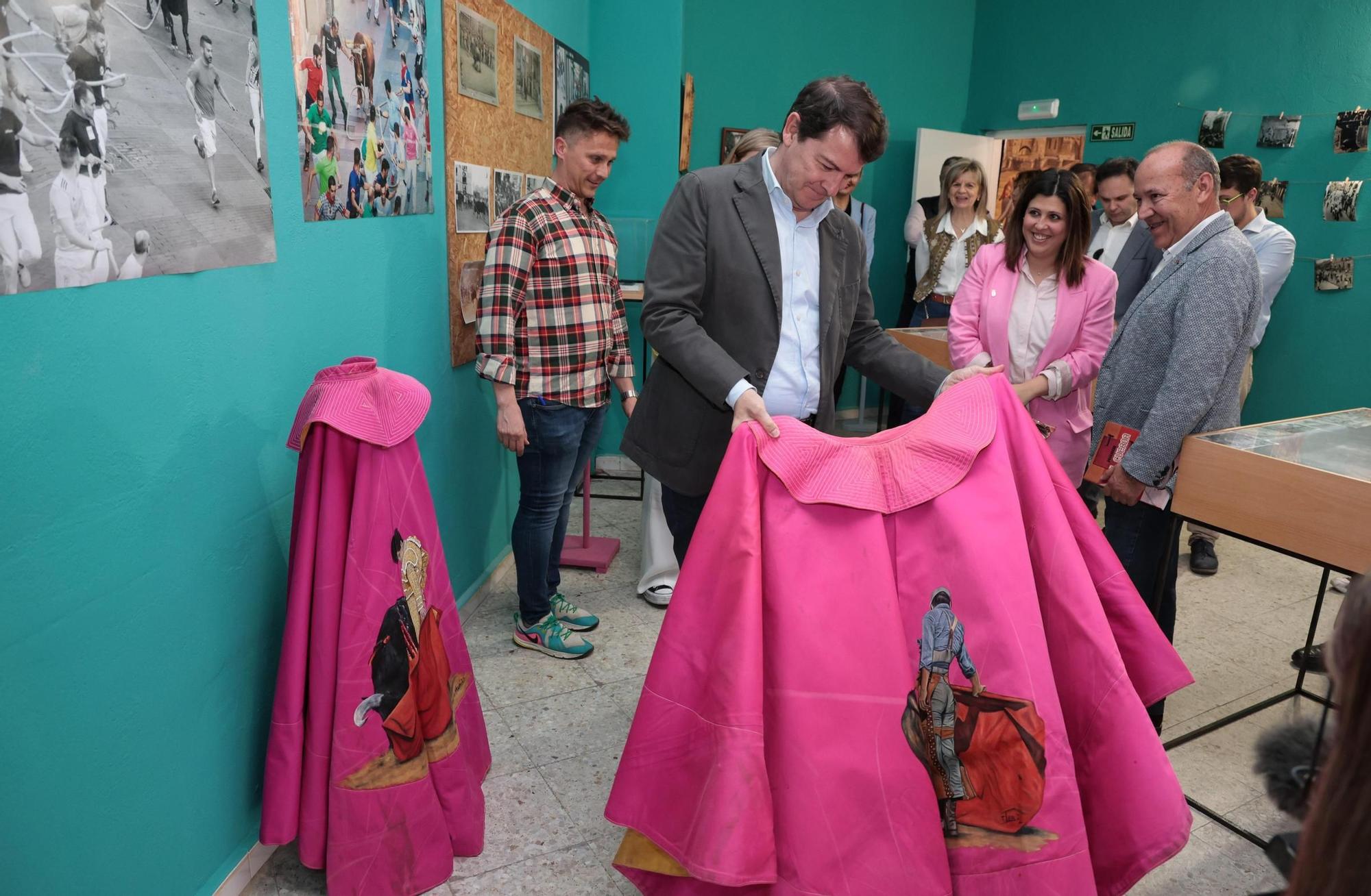 GALERÍA | Mañueco visita el museo del Toro Enmaromado en Benavente