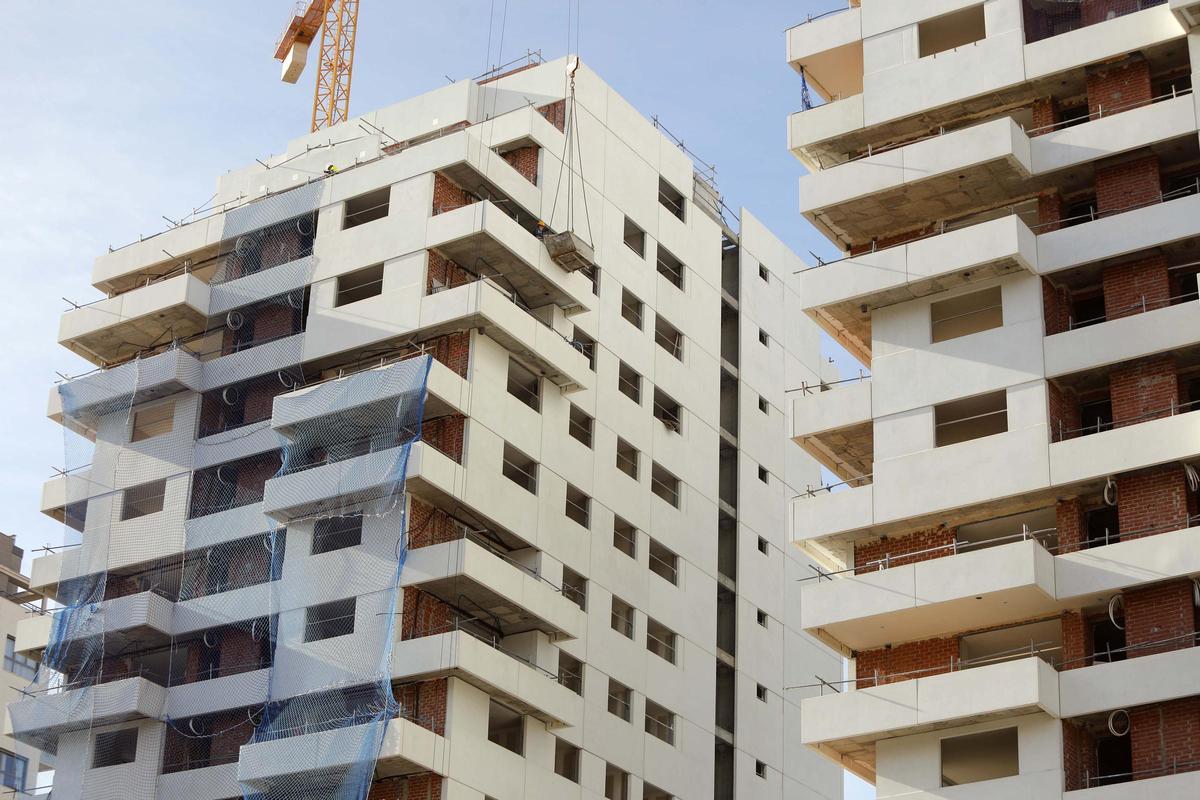 Viviendas en construcción en Quatre Carreres.