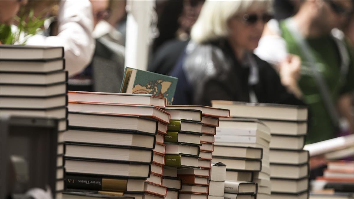 Libros en una parada de Sant Jordi, en el 2017.