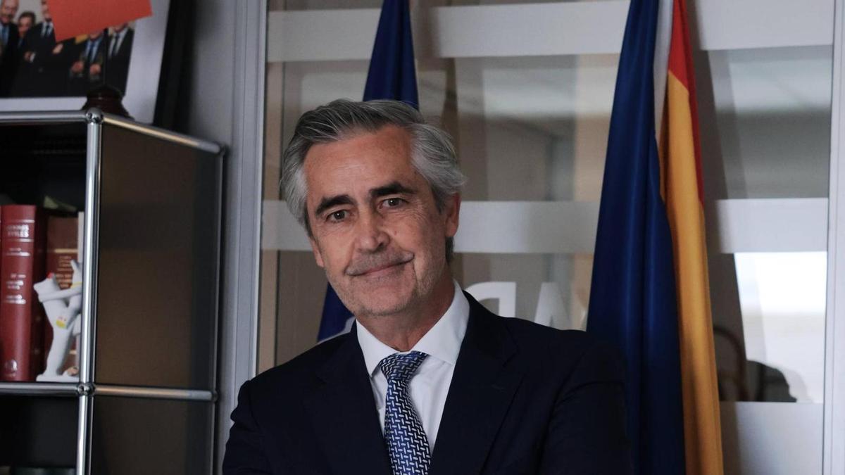 El  decano del cuerpo consular, Michel Magnier, en la sede del consulado de Francia.