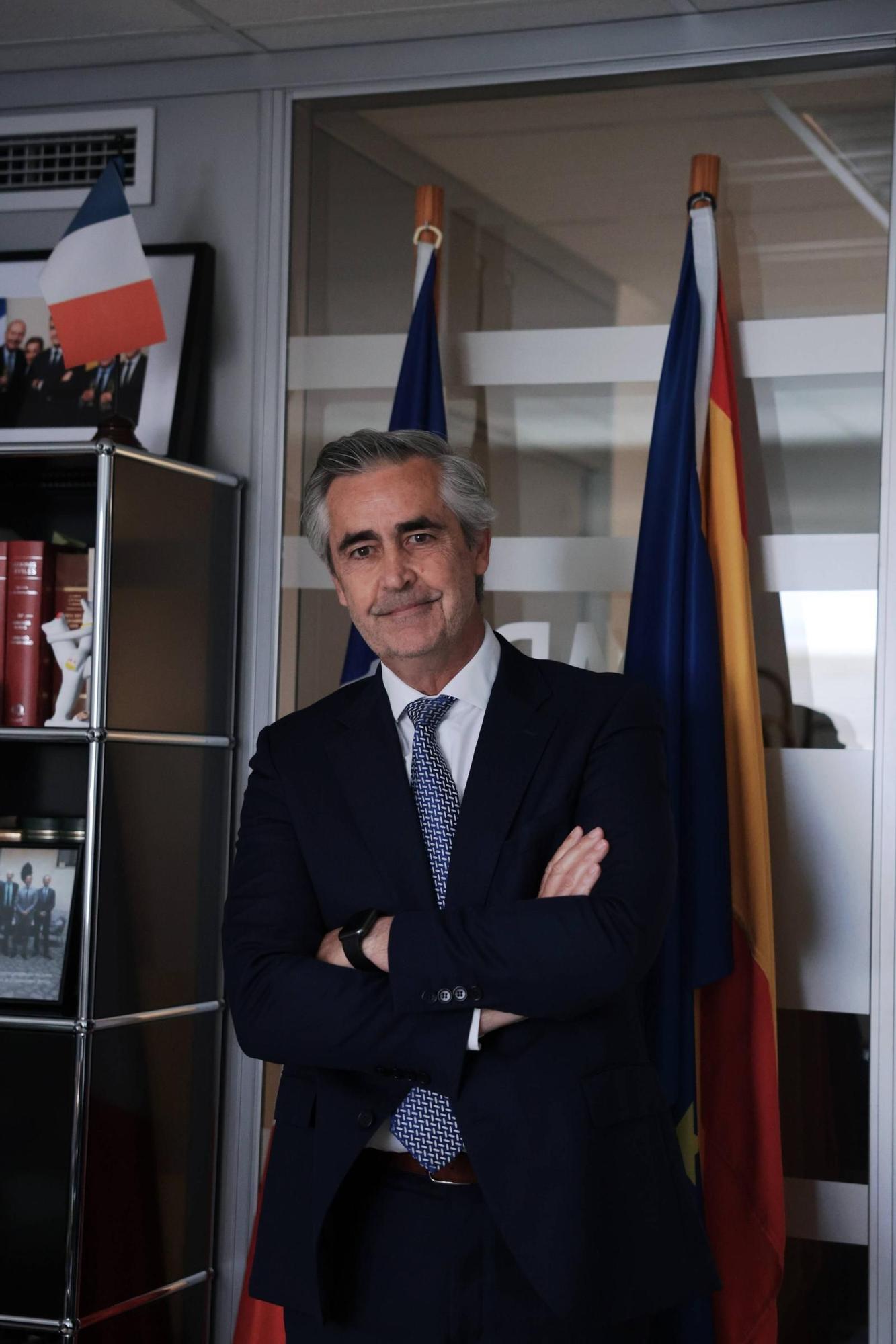 El  decano del cuerpo consular, Michel Magnier, en la sede del consulado de Francia.