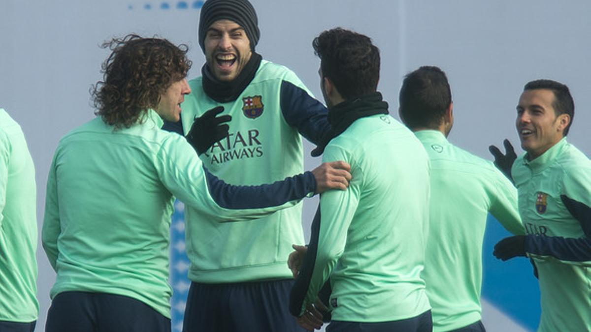 Puyol, Piqué y Cesc, durante de entrenamiento del Barça en la ciutat esportiva, este sábado
