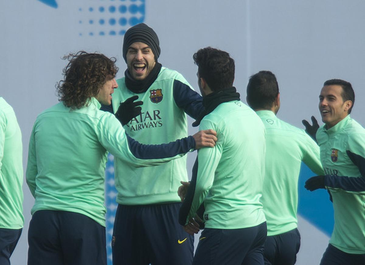 Puyol, Piqué i Cesc, durant d’entrenament del Barça a la ciutat esportiva, aquest dissabte Puyol, Piqué i Cesc, durant d’entrenament del Barça a la ciutat esportiva, aquest dissabte