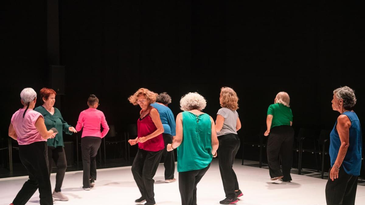 Mujeres bailando en el proyecto 'Principiantes' de Carlota Mantecon