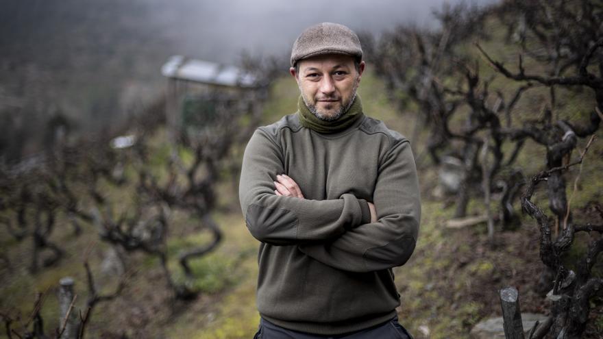 Un buen trago de vino de Pesoz tras un mal trago laboral, cuando Marcos casi la palma