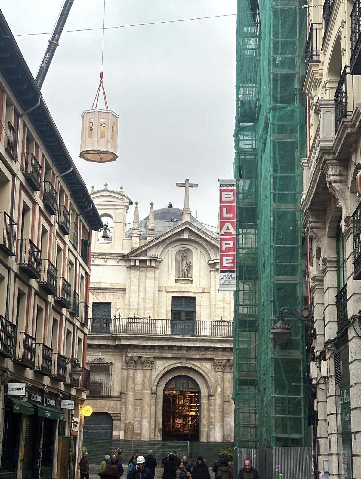 Instalación de la linterna en la cúpula de la iglesia de la Vera Cruz en Valladolid