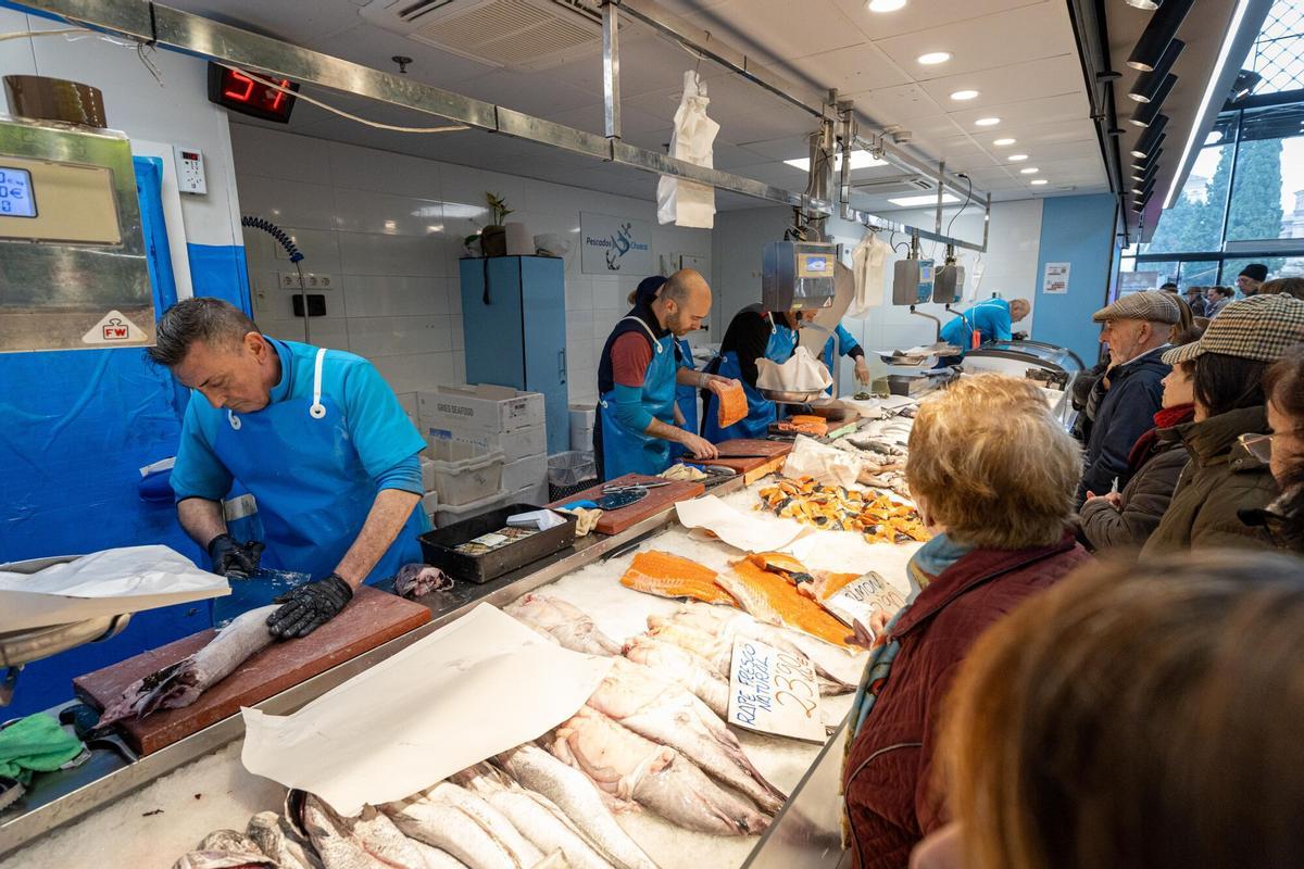 En imágenes | Llenazo en el Mercado Central para las últimas compras antes de Navidad