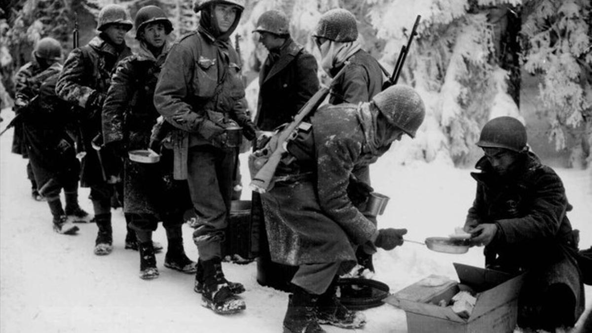Soldados del 347º regimiento de infantería del Ejército de EEUU, el 13 de enero de 1945 al norte de Bastogne.