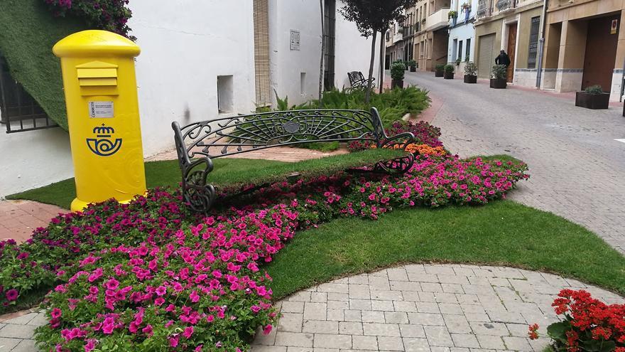 Jardines urbanos efímeros en Ondara que dan vida al pueblo y al comercio