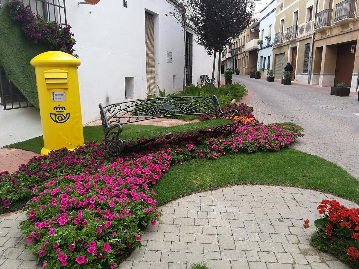 Precioso jardín urbano en el Carer Rosser