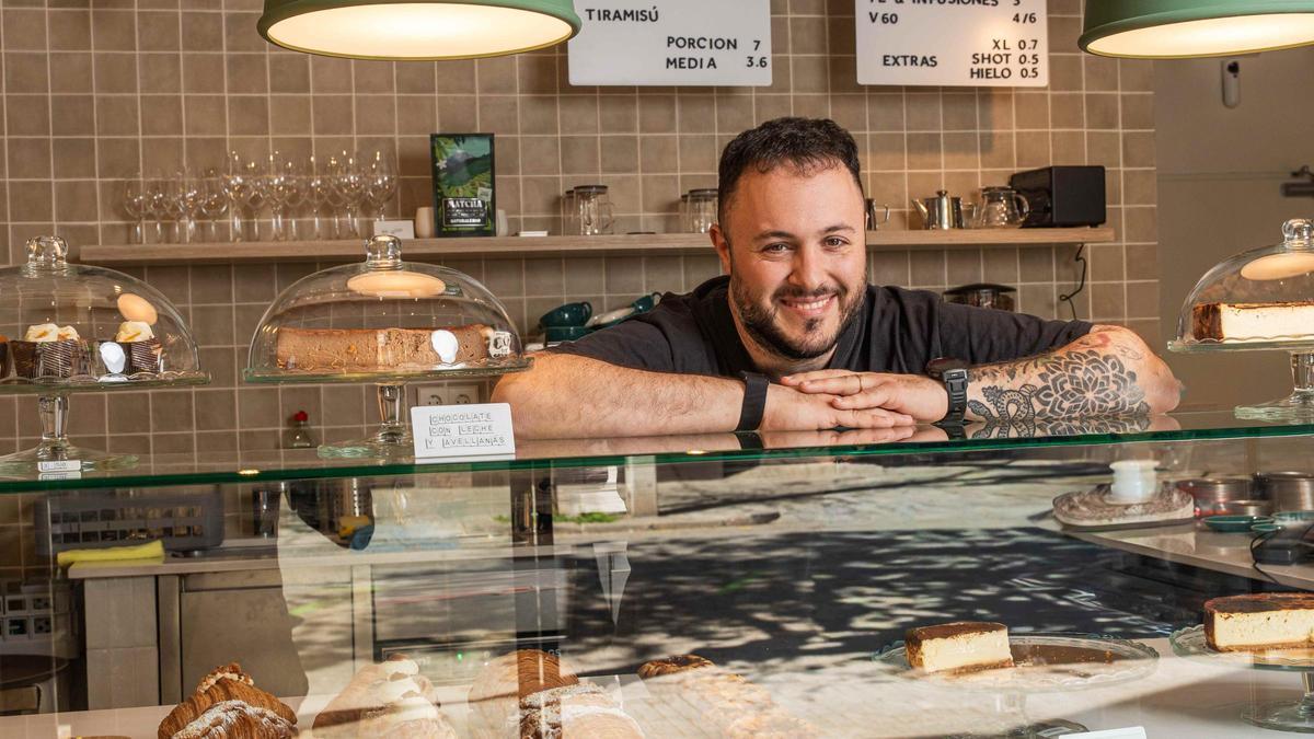Jon García, en el mostrador de Jon Cake de Poblenou.