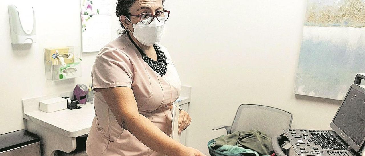 Una enfermera atiende a una mujer en una clínica abortiva.