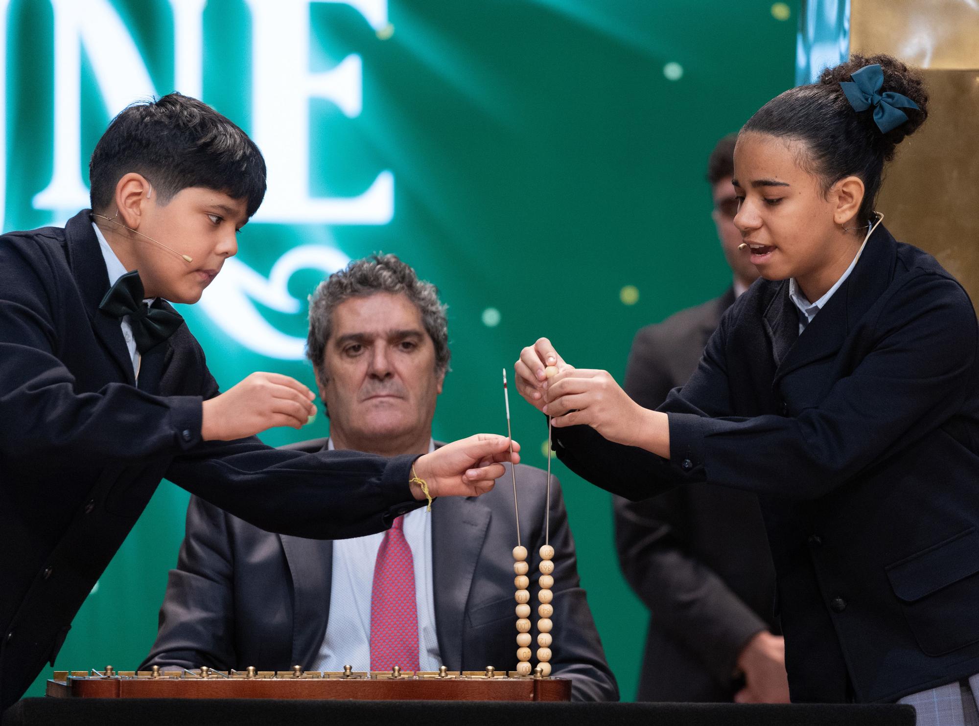 Francisco Moreno canta premios y Natalia Rodríguez Lirian canta número durante la celebración del Sorteo Extraordinario de la Lotería de Navidad 2023.