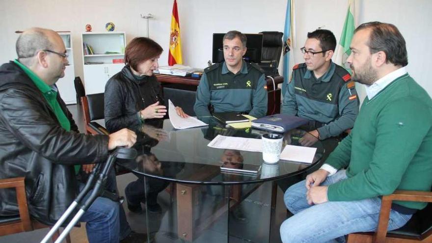 Méndez, Alonso, los dos agentes y Cuiña en la reunión de ayer en la Alcaldía.