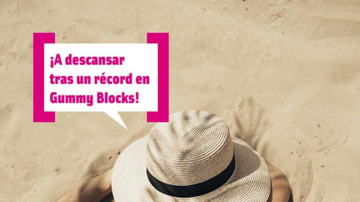 Mujer en la playa descansando tras un record en Gummy Blocks