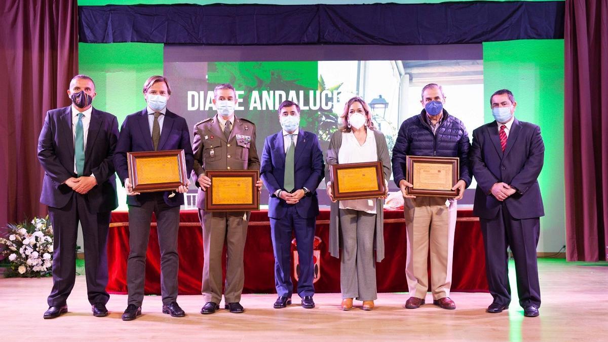 El alcalde de Encinarejo junto a los galardonados. El premio delegado de la Junta ha recogido el premio de Juanma Moreno, que ha intervenido a través de un vídeo.