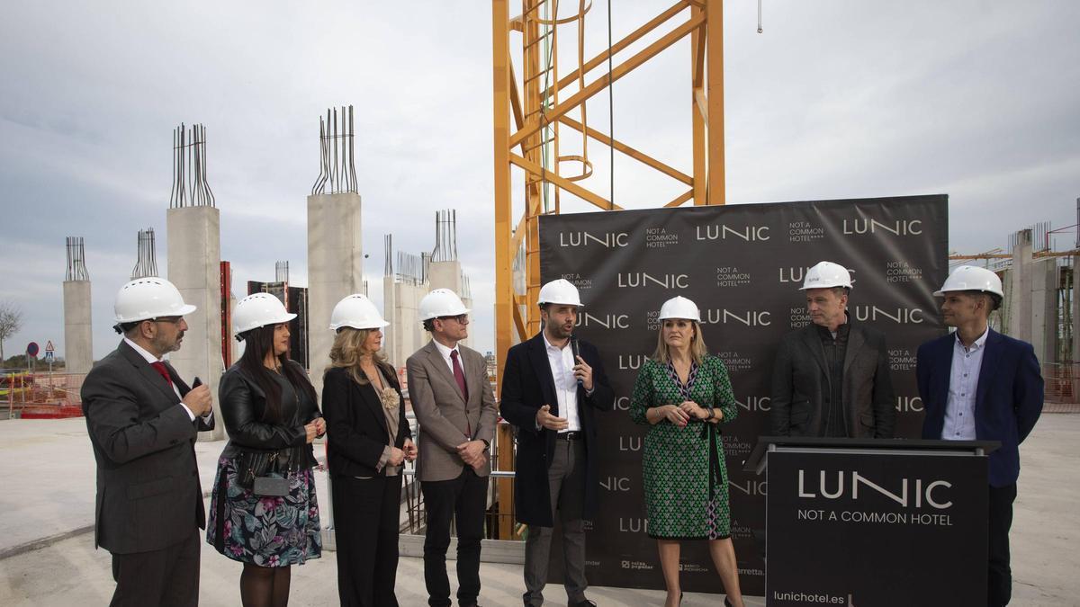 Inicio de las obras del hotel Lunic con la entonces consellera de Tusrismo Nuria Montes y el alcalde de Sagunt, Dario Moreno, en una imagen de archivo.