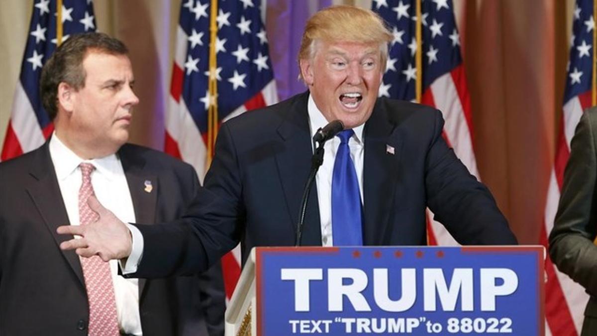 El candidato republicano Donald Trump (derecha).