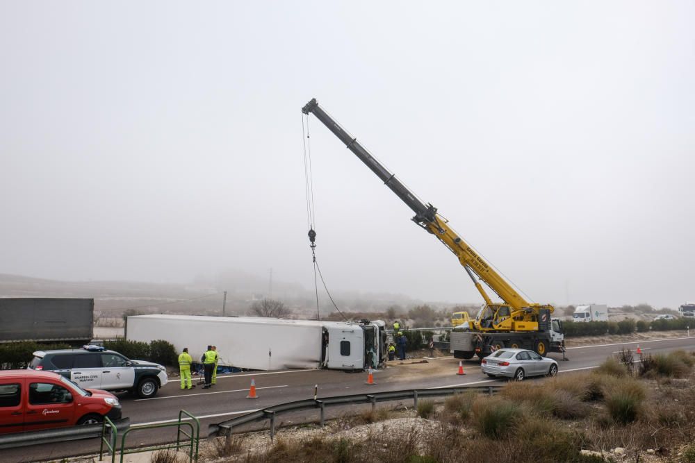 Un accidente corta dos carriles de la A-31