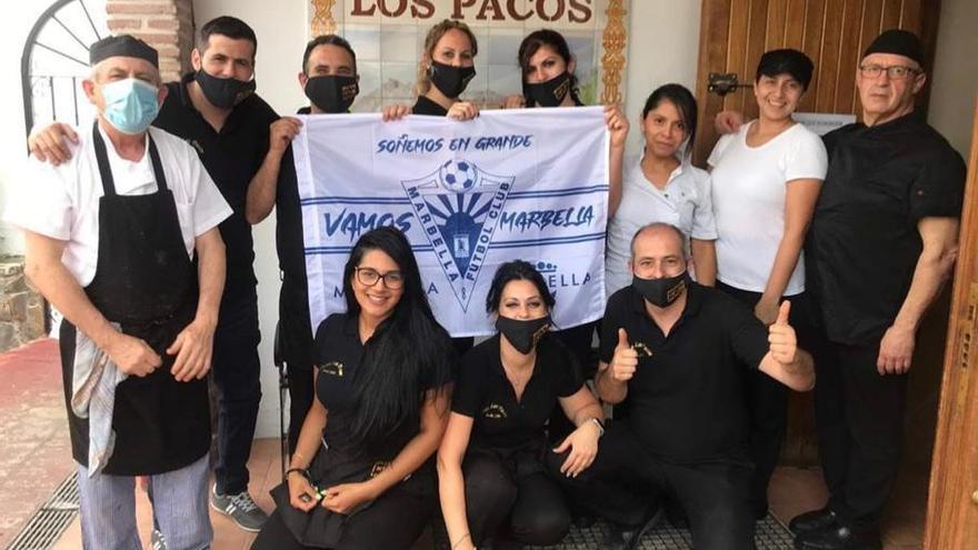 Negocios y hogares marbellíes lucen la bandera del club en sus fachadas.