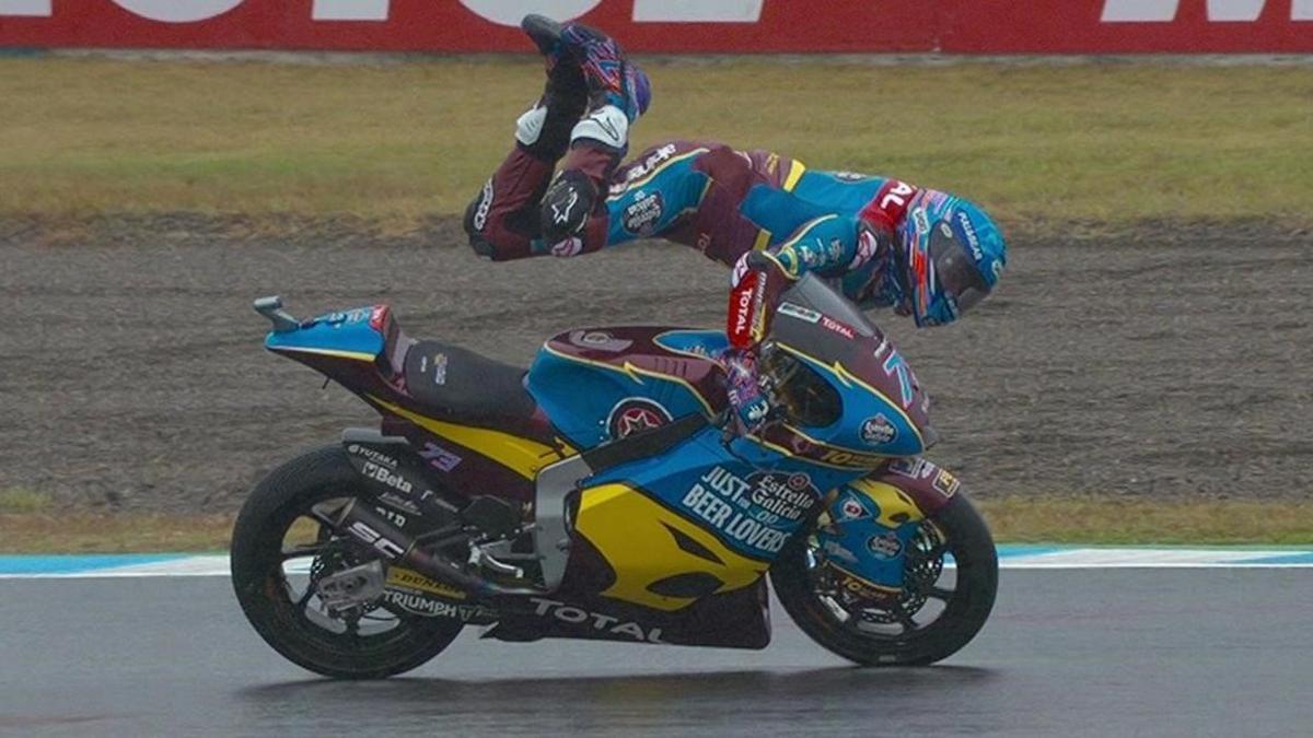 Àlex Márquez es escupido por su Kalex, en Motegi, pero controla el vuelo y, al final, para la moto.