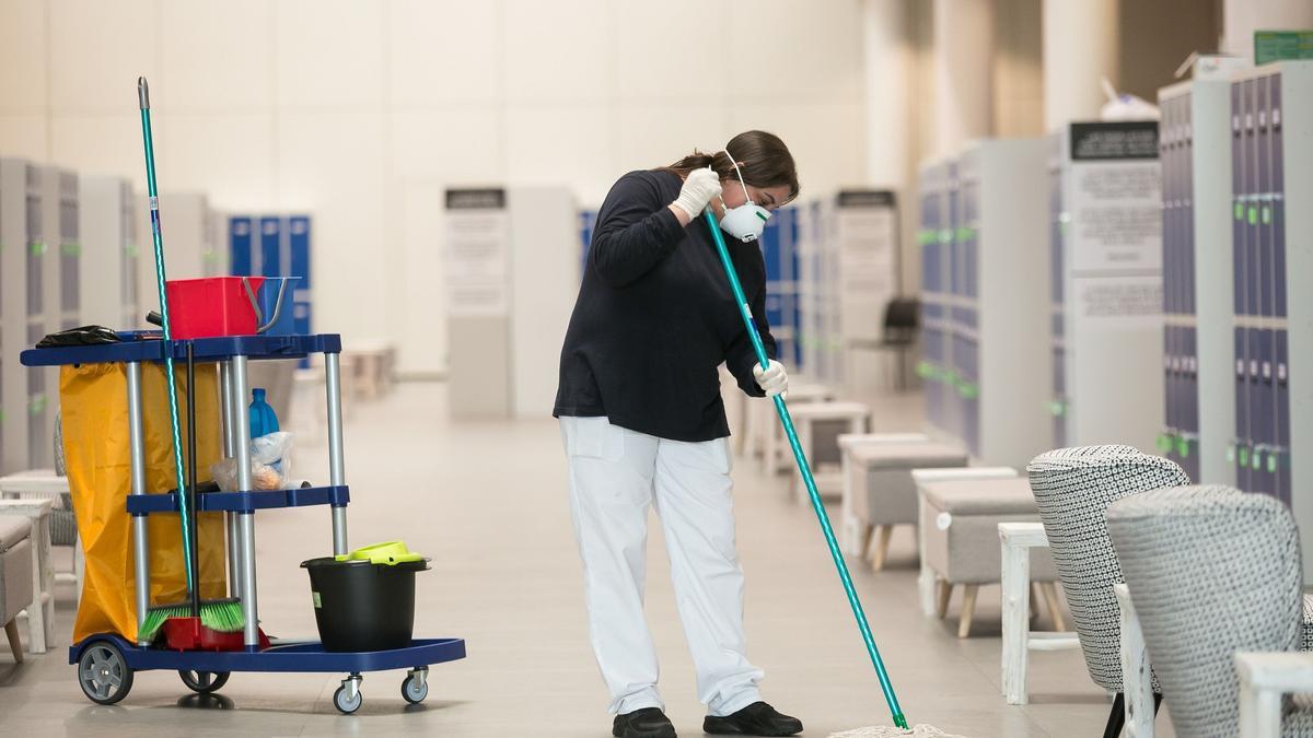 Personal de limpieza durante su jornada laboral.