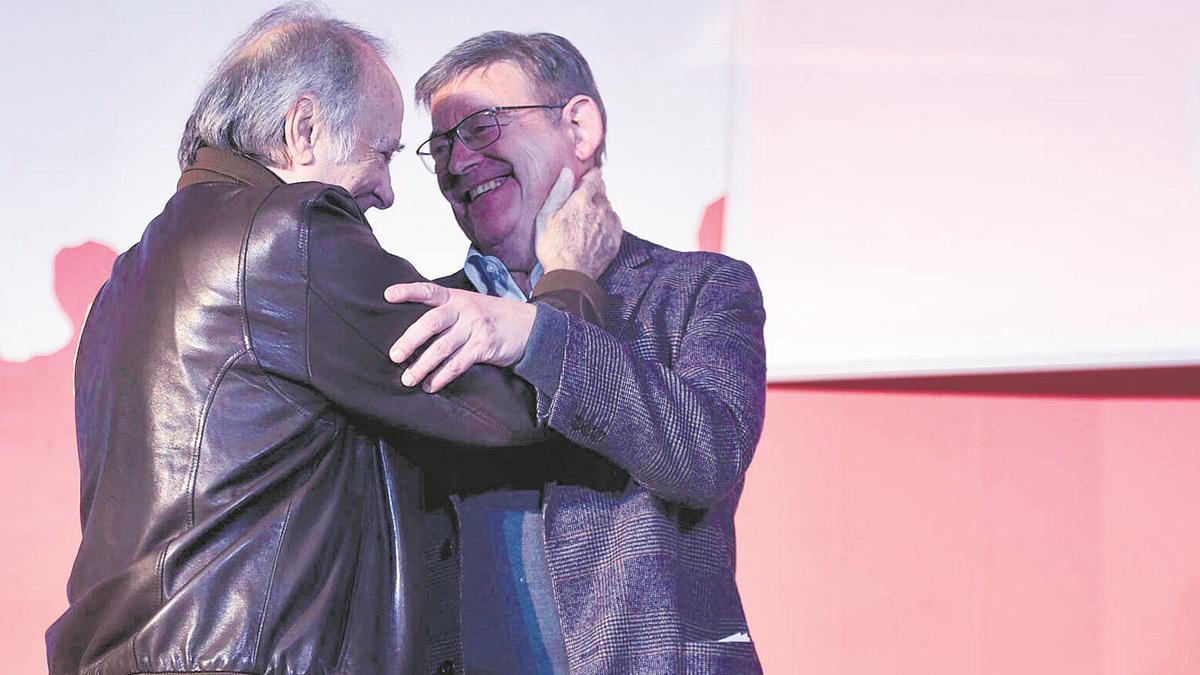 Joan Manuel Serrat y Ximo Puig se abrazan este viernes, en València, durante la entrega de los premios de UGT-PV.