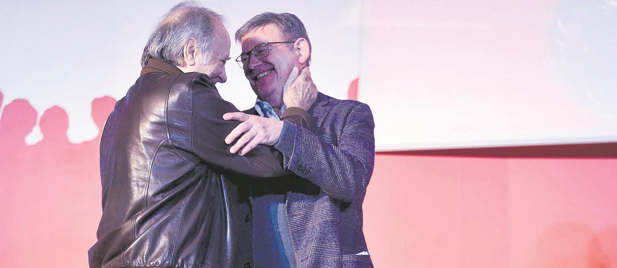 Joan Manuel Serrat y Ximo Puig se abrazan este viernes, en València, durante la entrega de los premios de UGT-PV.
