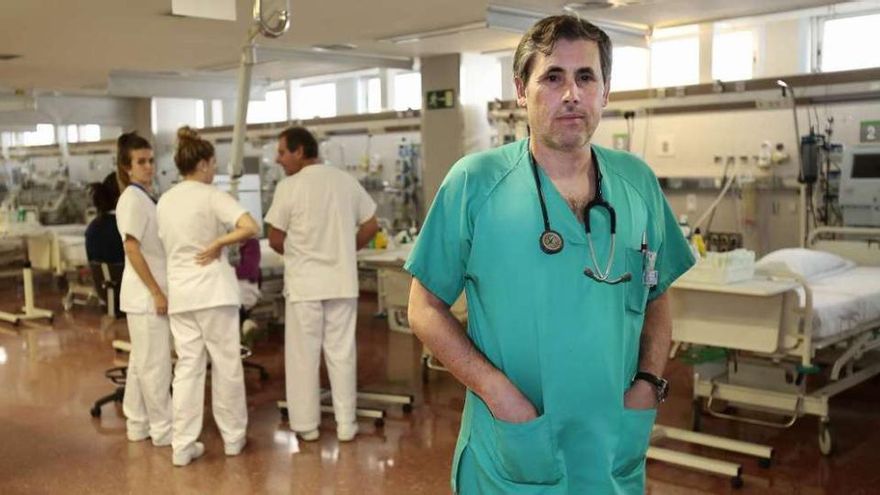 Marcial Rey en la UCI de Povisa, donde se han reforzado los protocolos de seguridad.
