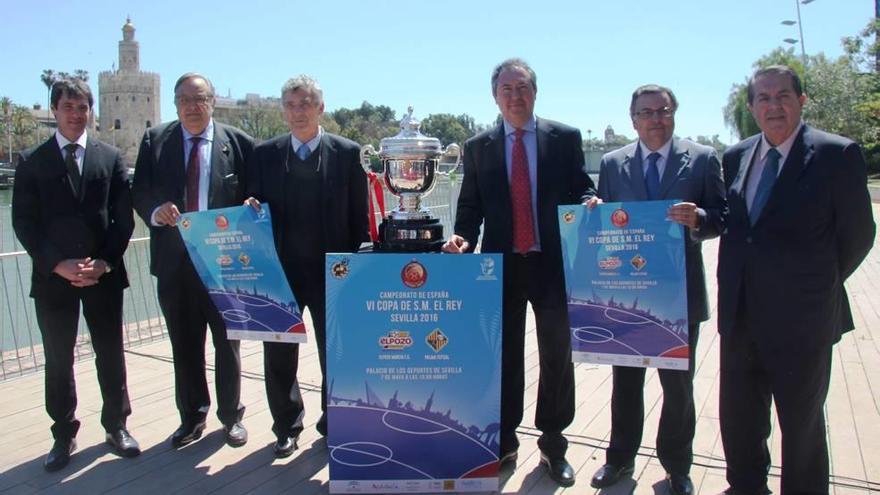 Los representantes de las instituciones y Villar presentaron ayer la final de la Copa del Rey en Sevilla .