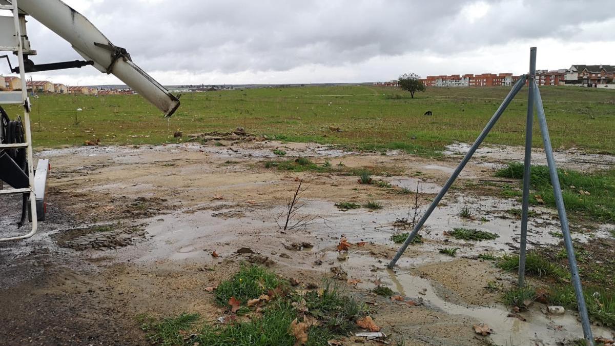 Denuncian a un vecino de Montijo por verter hormigón en la calle Atenas