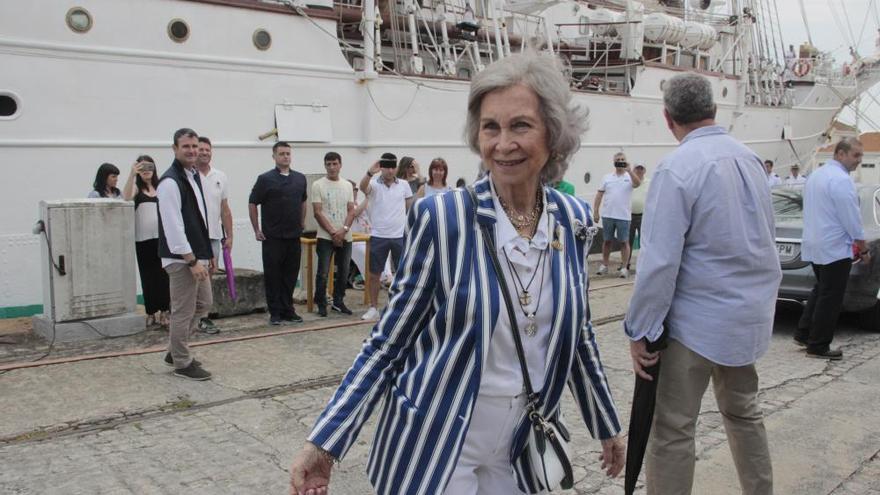 La reina acompaña la llegada de los 70 guardiamarinas del Elcano