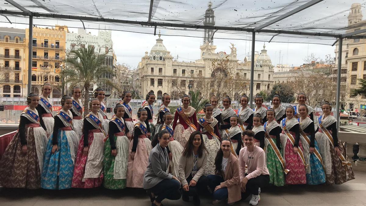 Alumnos de la EIP con la Corte de Honor y las Falleras Mayores de València.