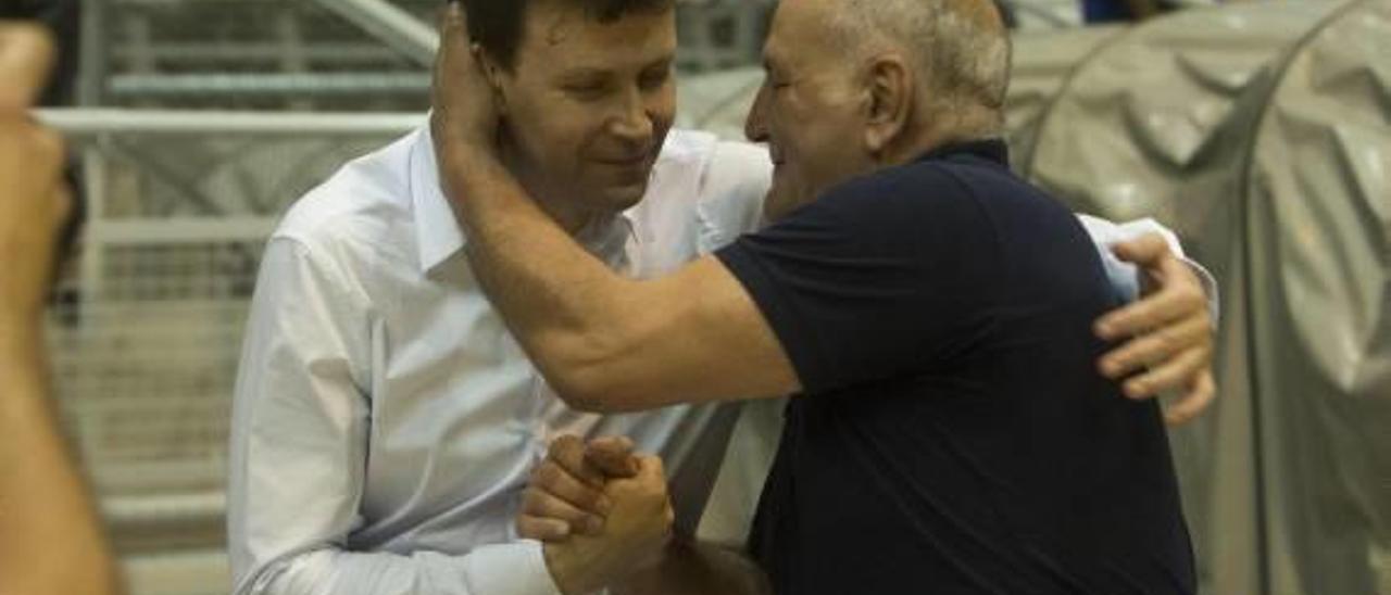 Toni Gallego (izquierda) saluda, el martes, a Miguel Ángel Aranzábal, técnico del Canoe.