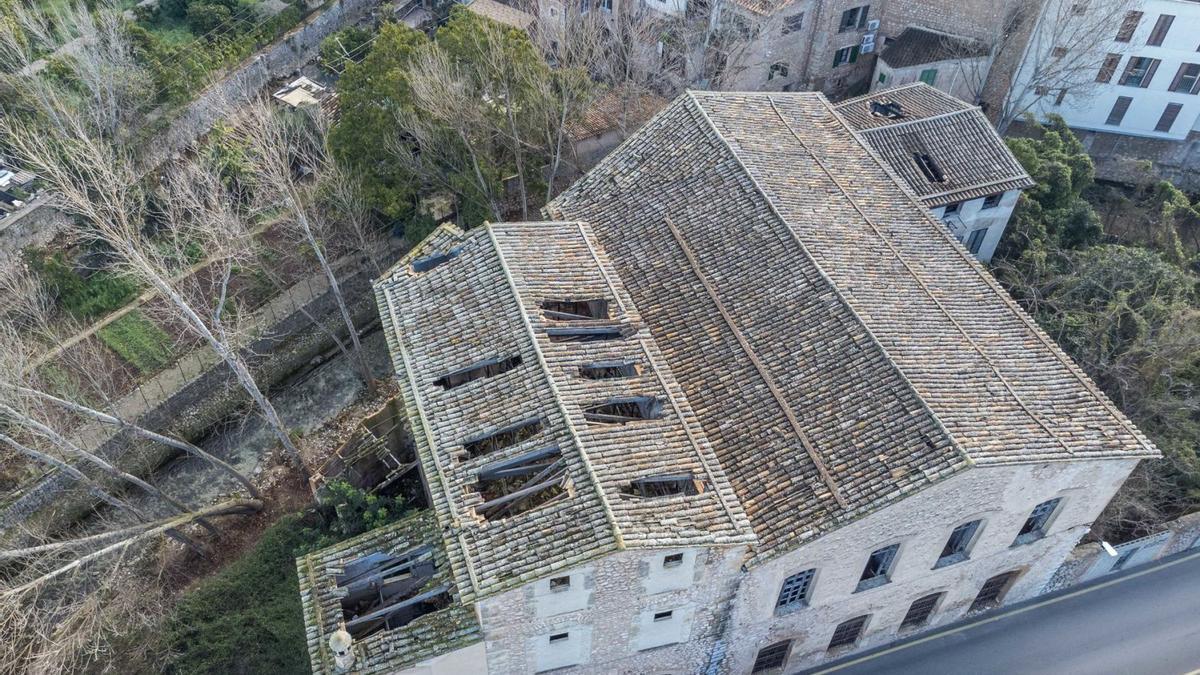 La fotografía aérea muestra con total claridad como la Fábrica Nova se encuentra en un pésimo estado de conservación. |