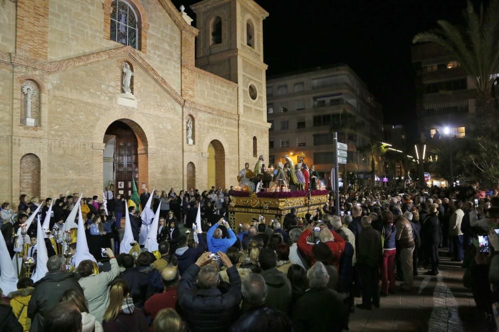 Miles de personas contemplaron el paso de las imágenes de las seis cofradías que participan en Lunes Santo